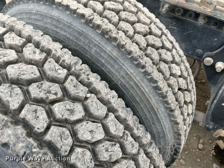 image for item NY9872 2008 Freightliner Columbia 120  semi truck