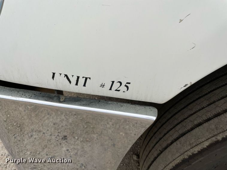 image for item NY9872 2008 Freightliner Columbia 120  semi truck