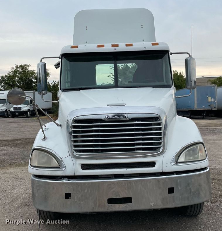 image for item NY9873 2008 Freightliner Columbia 120  semi truck