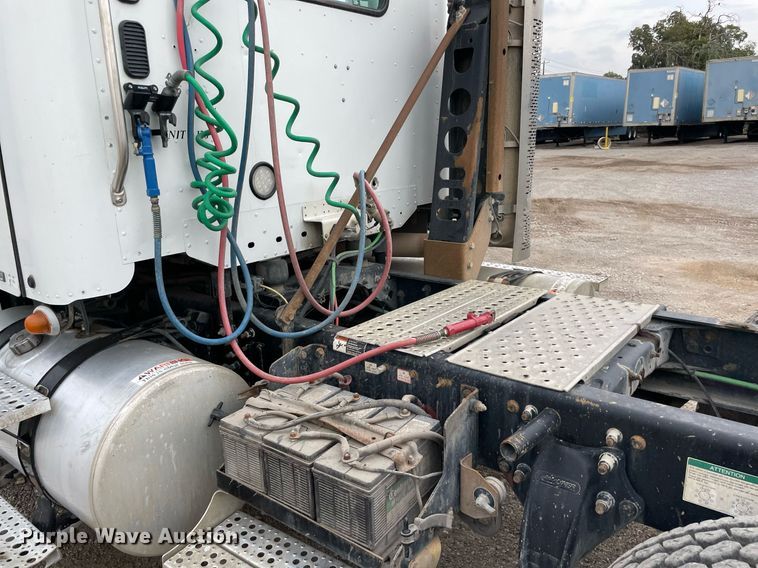 image for item NY9873 2008 Freightliner Columbia 120  semi truck