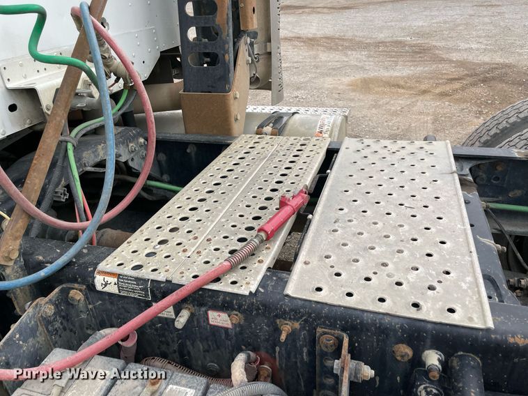 image for item NY9873 2008 Freightliner Columbia 120  semi truck