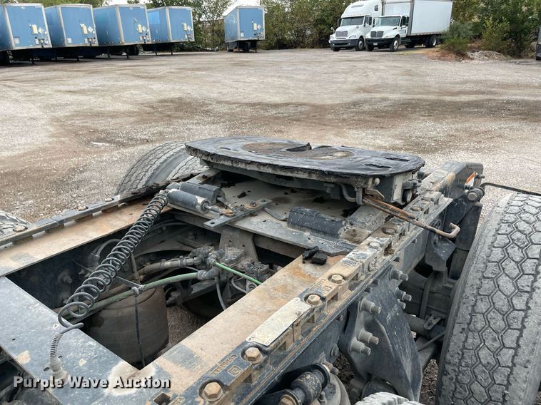 image for item NY9873 2008 Freightliner Columbia 120  semi truck