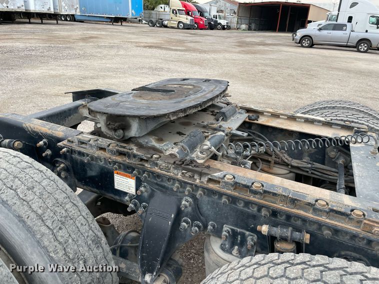 image for item NY9873 2008 Freightliner Columbia 120  semi truck