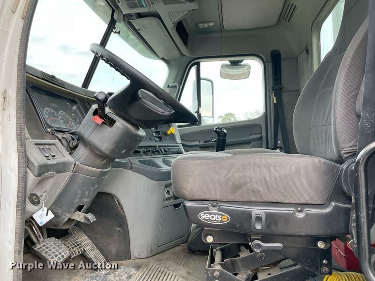 image for item NY9873 2008 Freightliner Columbia 120  semi truck