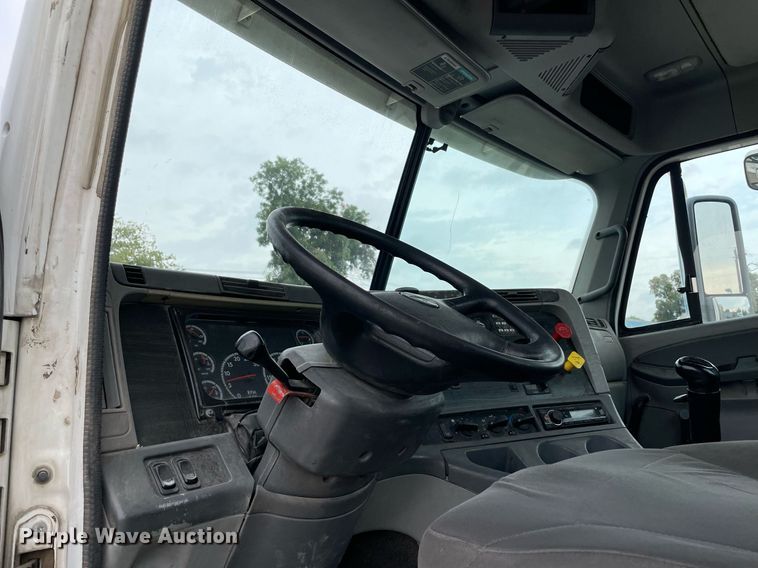 image for item NY9873 2008 Freightliner Columbia 120  semi truck