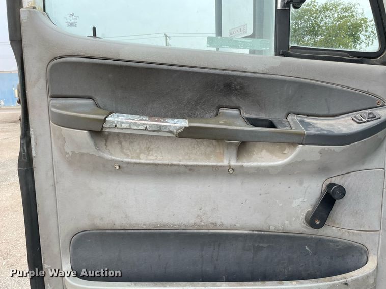 image for item NY9873 2008 Freightliner Columbia 120  semi truck