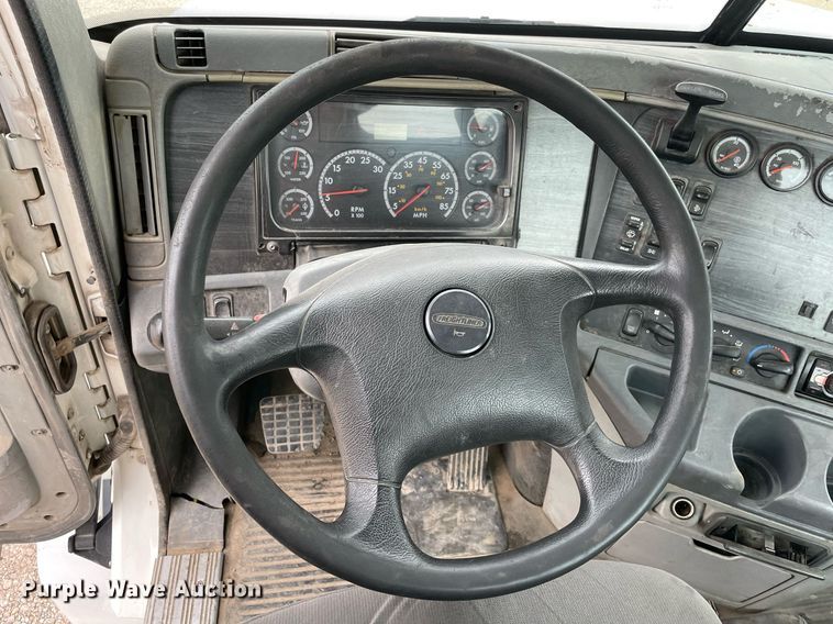 image for item NY9873 2008 Freightliner Columbia 120  semi truck