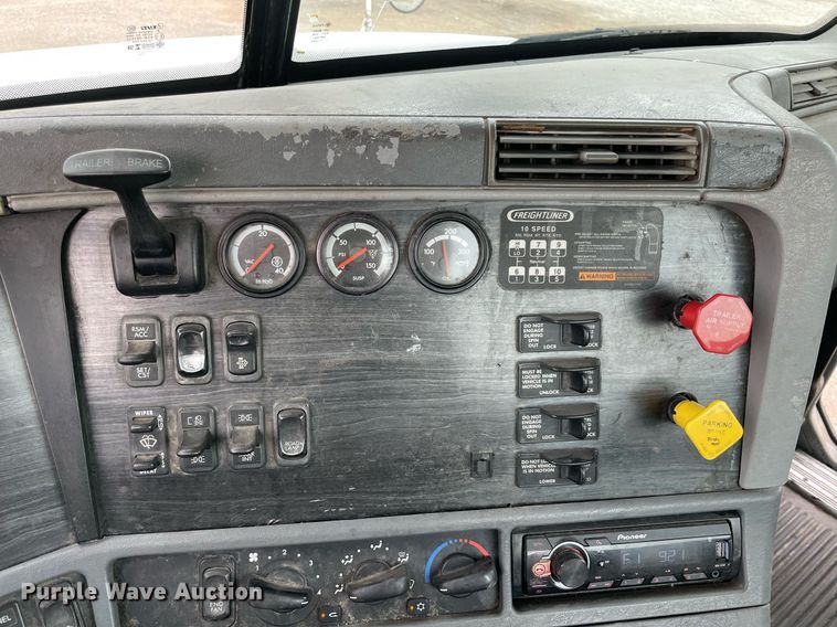 image for item NY9873 2008 Freightliner Columbia 120  semi truck