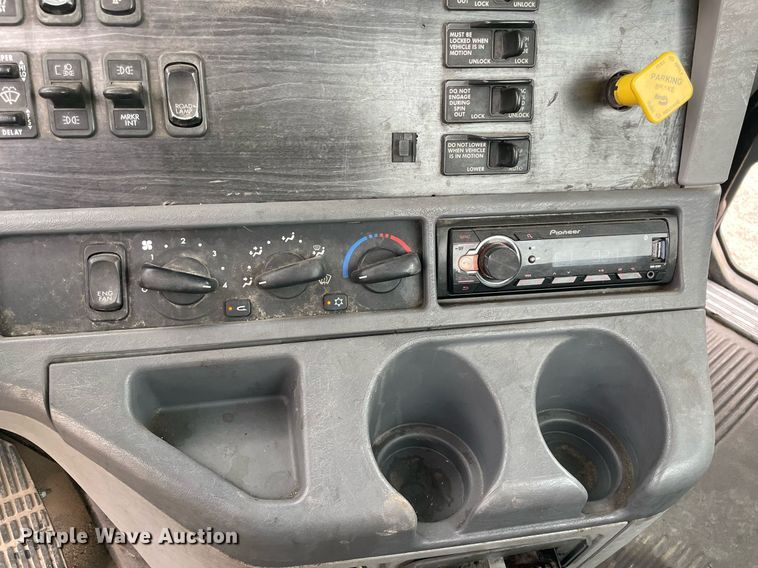 image for item NY9873 2008 Freightliner Columbia 120  semi truck