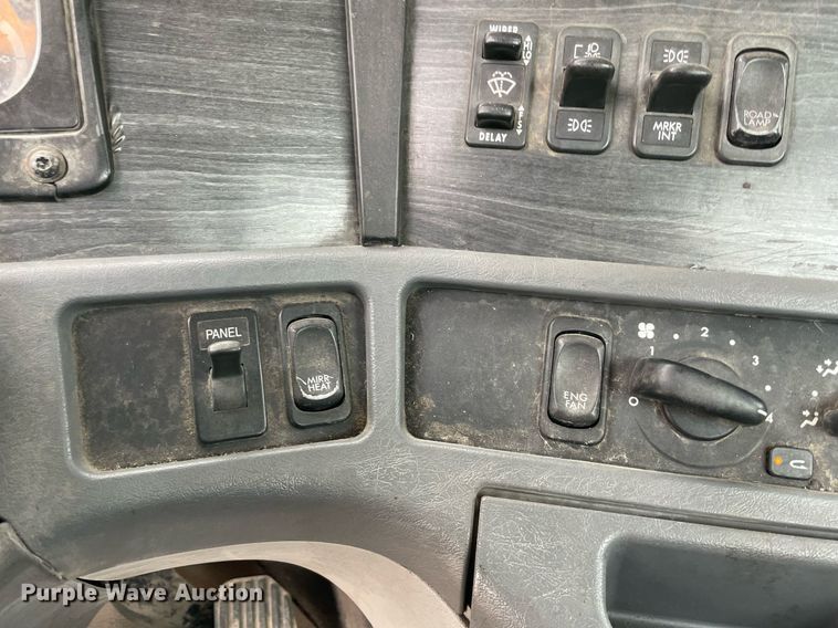 image for item NY9873 2008 Freightliner Columbia 120  semi truck