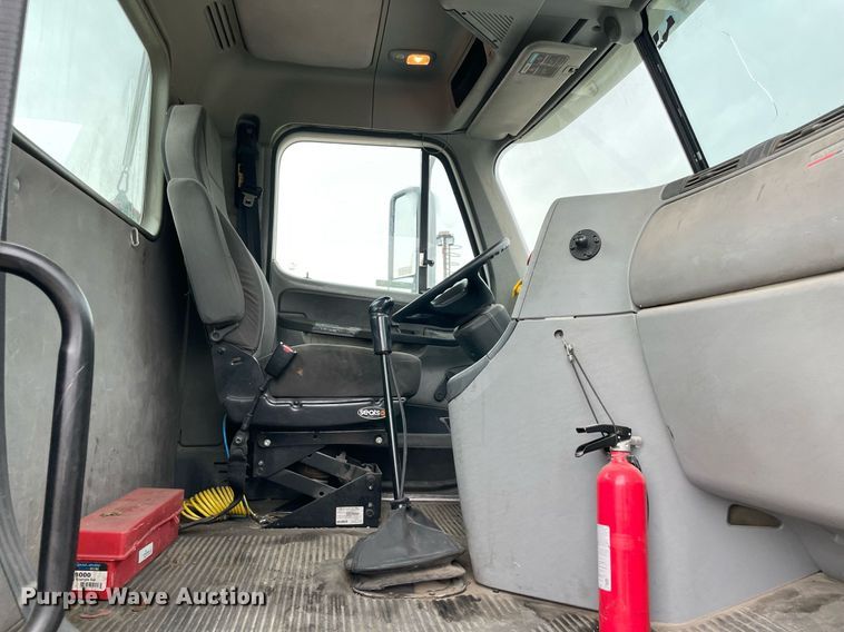 image for item NY9873 2008 Freightliner Columbia 120  semi truck