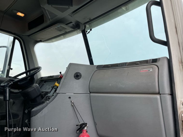 image for item NY9873 2008 Freightliner Columbia 120  semi truck