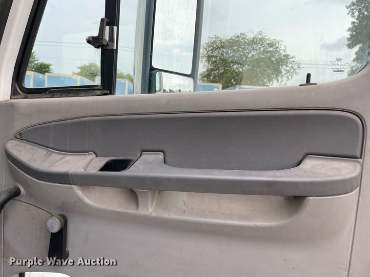 image for item NY9873 2008 Freightliner Columbia 120  semi truck