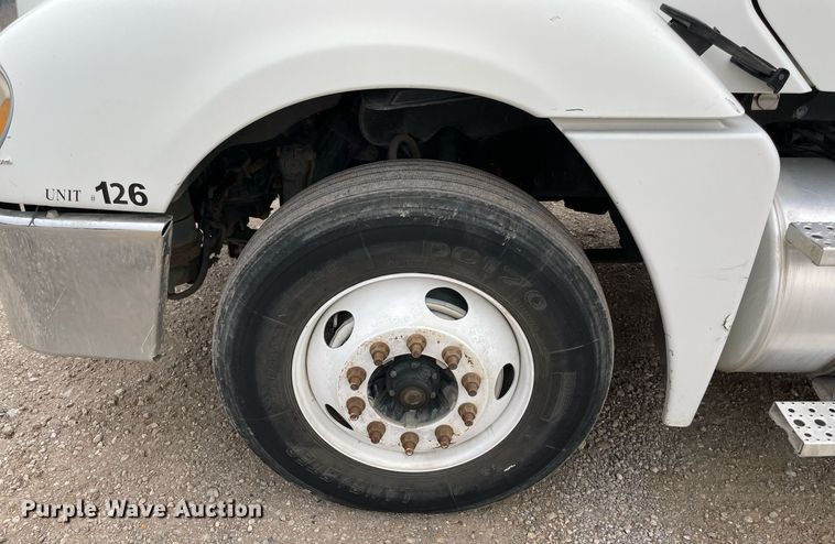 image for item NY9873 2008 Freightliner Columbia 120  semi truck