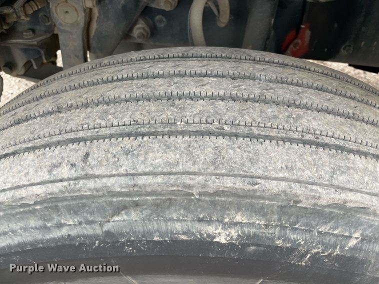 image for item NY9873 2008 Freightliner Columbia 120  semi truck