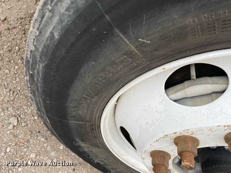 image for item NY9873 2008 Freightliner Columbia 120  semi truck