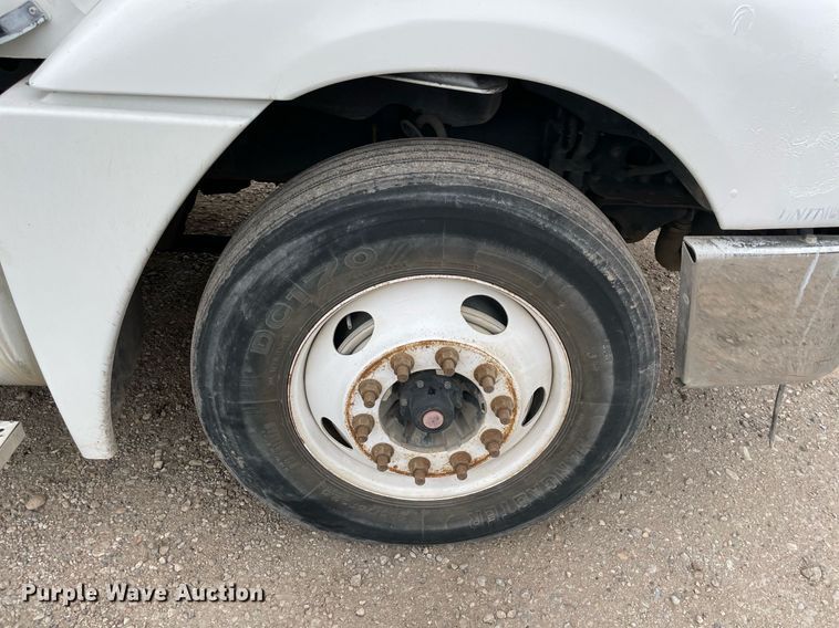 image for item NY9873 2008 Freightliner Columbia 120  semi truck