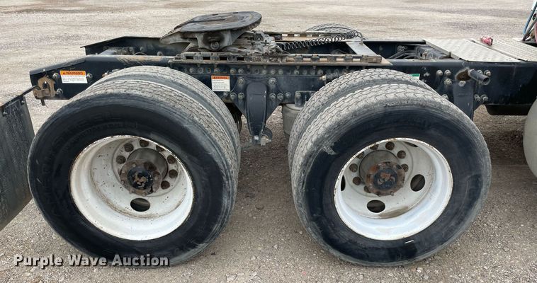 image for item NY9873 2008 Freightliner Columbia 120  semi truck