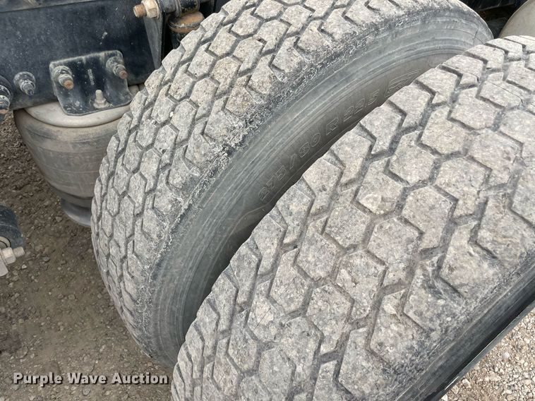 image for item NY9873 2008 Freightliner Columbia 120  semi truck