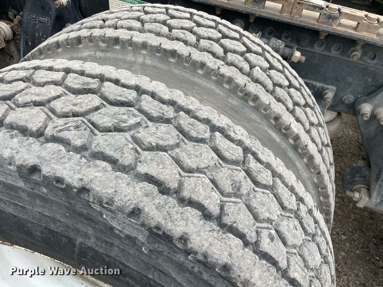 image for item NY9873 2008 Freightliner Columbia 120  semi truck