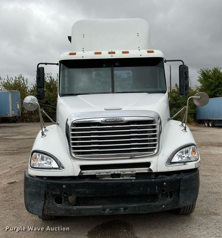 image for item NY9874 2008 Freightliner Columbia 120  semi truck