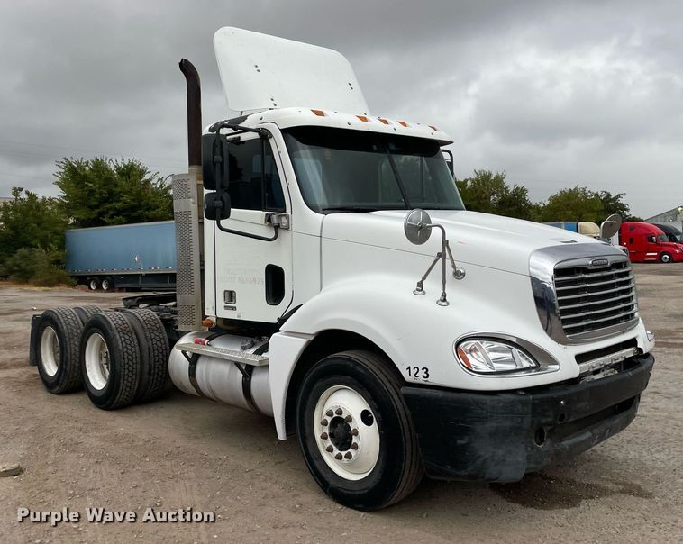 image for item NY9874 2008 Freightliner Columbia 120  semi truck