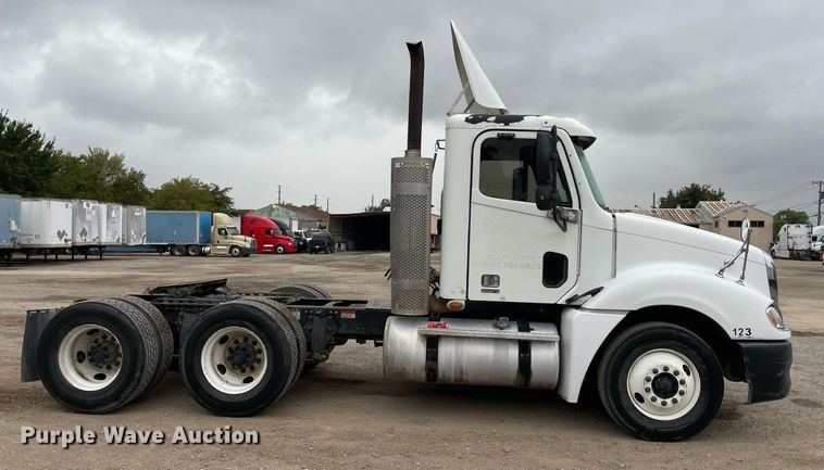 image for item NY9874 2008 Freightliner Columbia 120  semi truck