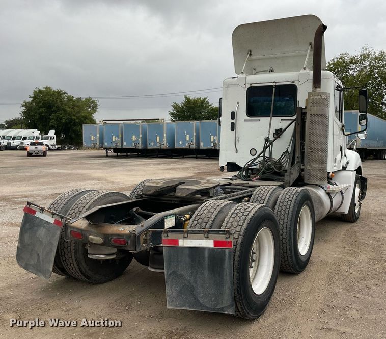 image for item NY9874 2008 Freightliner Columbia 120  semi truck