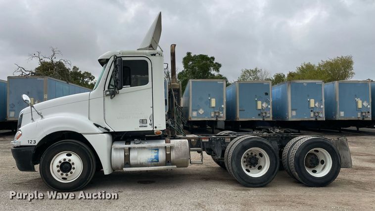 image for item NY9874 2008 Freightliner Columbia 120  semi truck