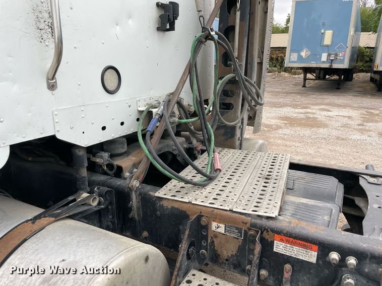 image for item NY9874 2008 Freightliner Columbia 120  semi truck