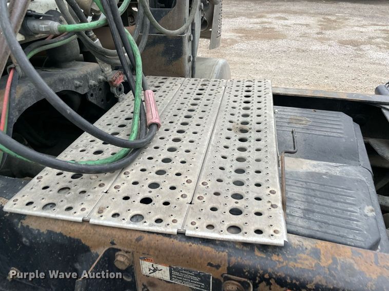 image for item NY9874 2008 Freightliner Columbia 120  semi truck