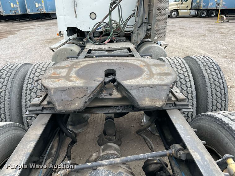 image for item NY9874 2008 Freightliner Columbia 120  semi truck