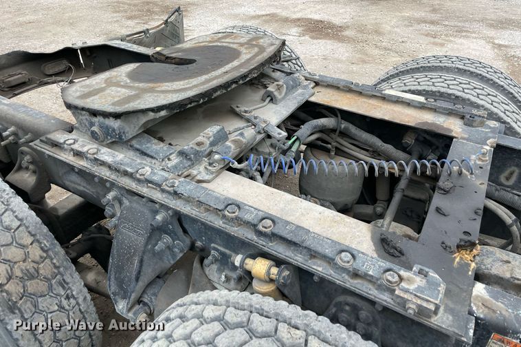 image for item NY9874 2008 Freightliner Columbia 120  semi truck