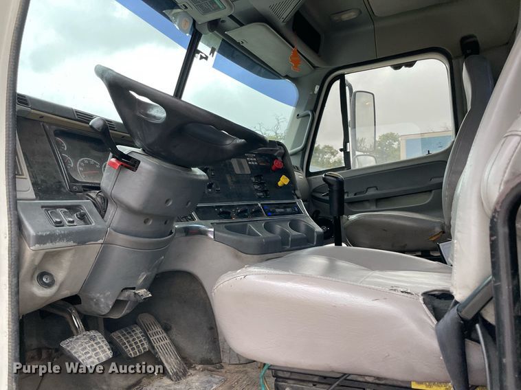 image for item NY9874 2008 Freightliner Columbia 120  semi truck