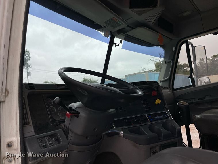 image for item NY9874 2008 Freightliner Columbia 120  semi truck