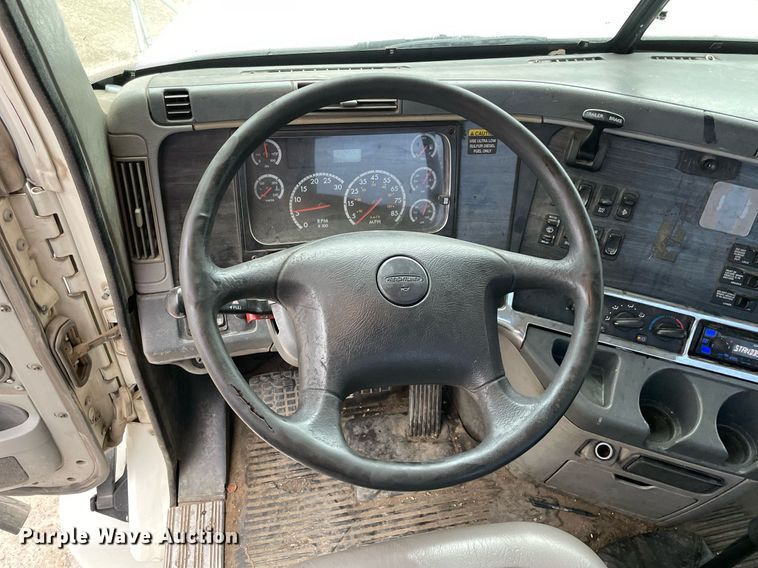 image for item NY9874 2008 Freightliner Columbia 120  semi truck