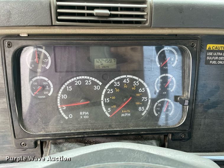 image for item NY9874 2008 Freightliner Columbia 120  semi truck