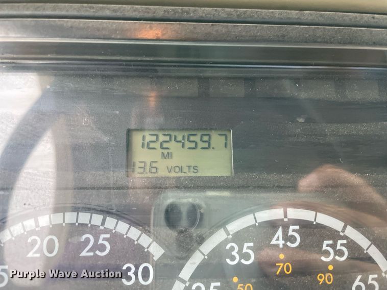 image for item NY9874 2008 Freightliner Columbia 120  semi truck