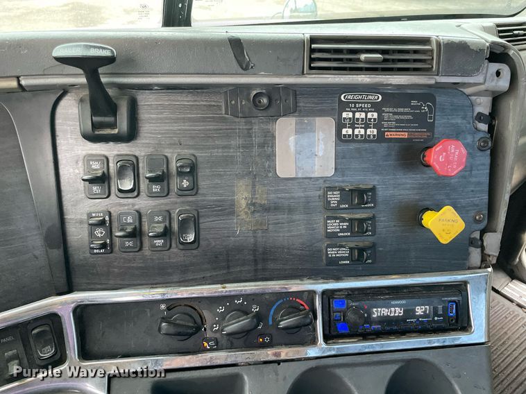 image for item NY9874 2008 Freightliner Columbia 120  semi truck