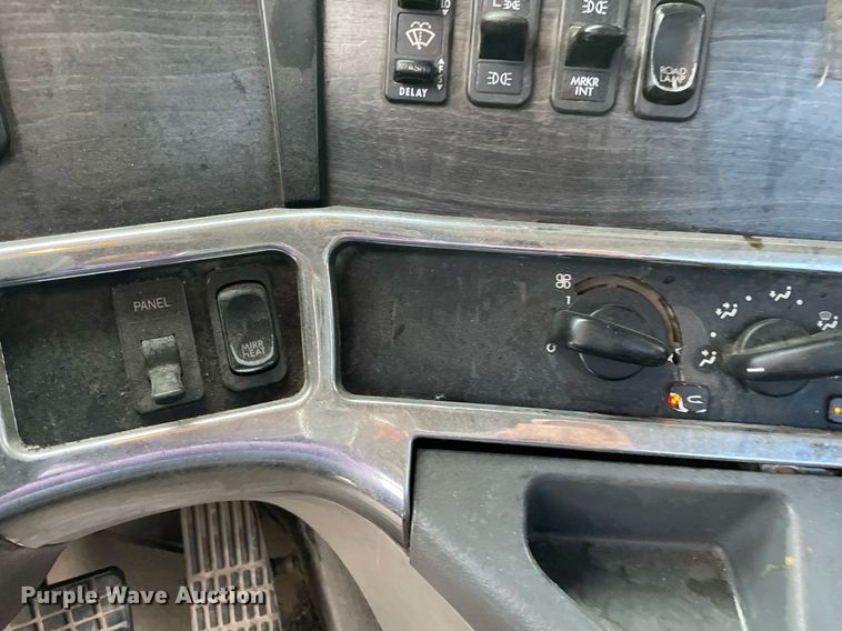 image for item NY9874 2008 Freightliner Columbia 120  semi truck