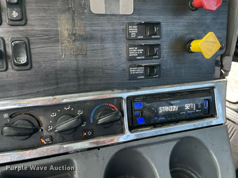 image for item NY9874 2008 Freightliner Columbia 120  semi truck