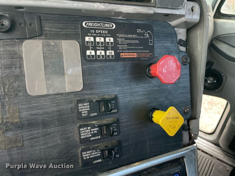 image for item NY9874 2008 Freightliner Columbia 120  semi truck