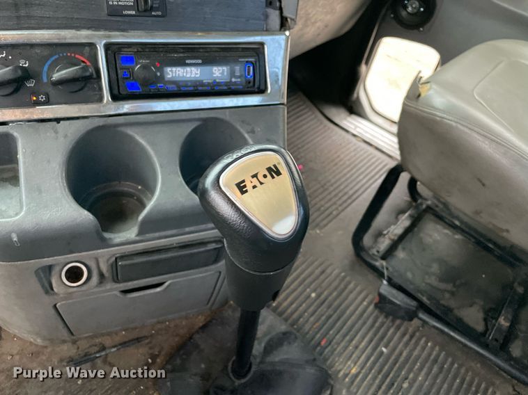 image for item NY9874 2008 Freightliner Columbia 120  semi truck