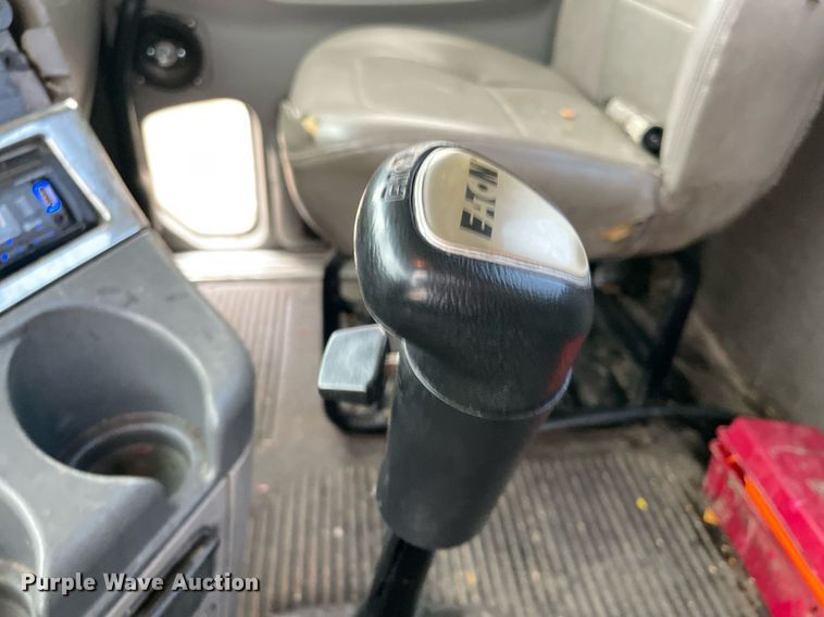 image for item NY9874 2008 Freightliner Columbia 120  semi truck