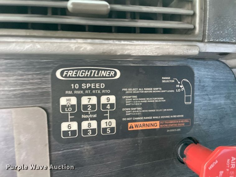 image for item NY9874 2008 Freightliner Columbia 120  semi truck