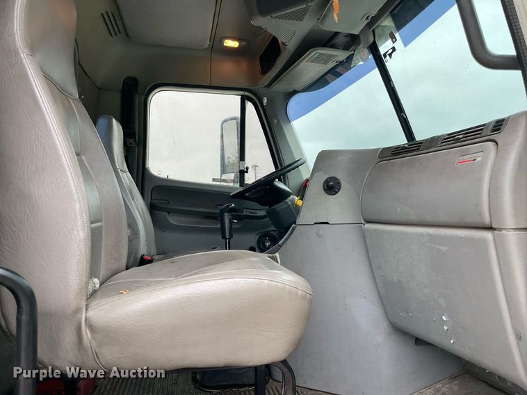 image for item NY9874 2008 Freightliner Columbia 120  semi truck