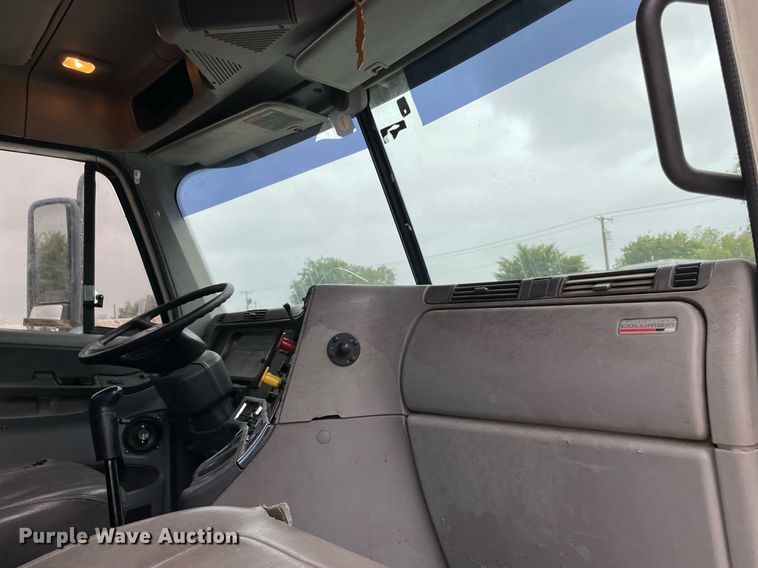 image for item NY9874 2008 Freightliner Columbia 120  semi truck