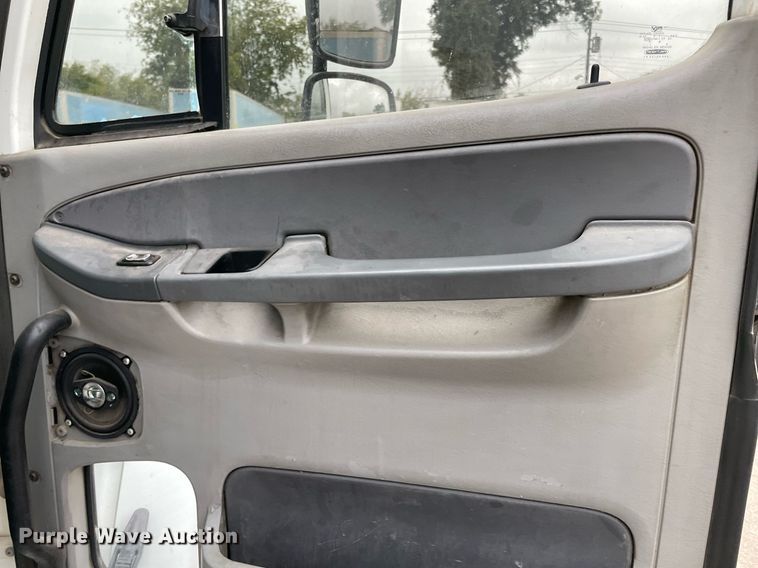 image for item NY9874 2008 Freightliner Columbia 120  semi truck