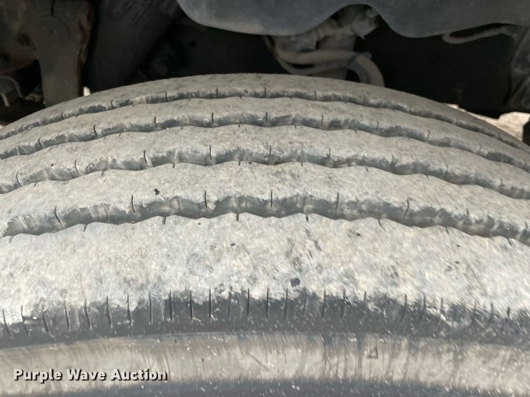 image for item NY9874 2008 Freightliner Columbia 120  semi truck