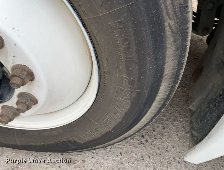 image for item NY9874 2008 Freightliner Columbia 120  semi truck